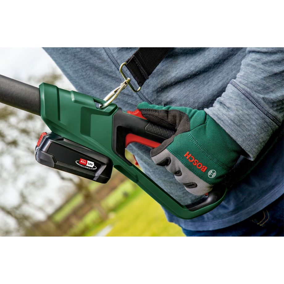 Bosch UniversalChainPole 18 Solo Akku-Hochentaster mit Teleskopstange und 20 cm Schwert