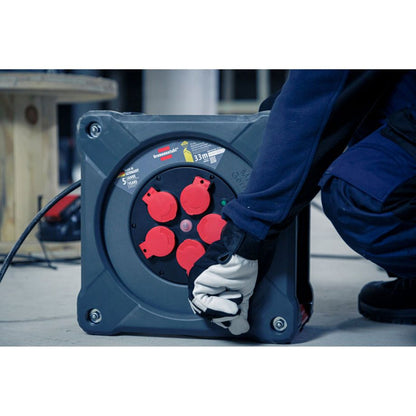 Brennenstuhl Profi Kabeltrommel Cube K 3200 – kompakte 33m Kabeltrommel mit IP44 und 5 Steckdosen